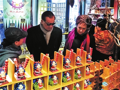 昨日連戰(zhàn)偕夫人在南鑼鼓巷一家創(chuàng)意店鋪內(nèi)參觀 供圖/Cnsphoto