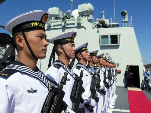 5月5日，在突尼斯拉古萊特港，中國海軍第十六批護(hù)航編隊?wèi)?zhàn)士列隊展示。