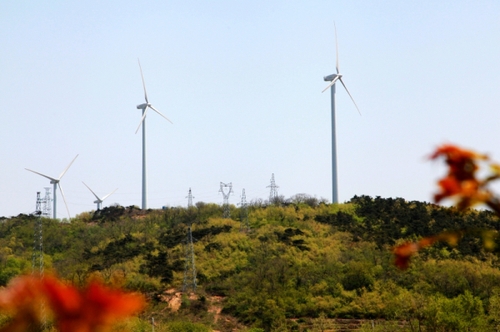 這是5月6日拍攝的山東威海中廣核風電場。