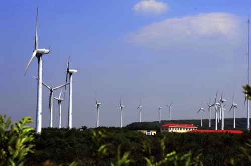 這是5月6日拍攝的山東煙臺棲霞唐山風電場。