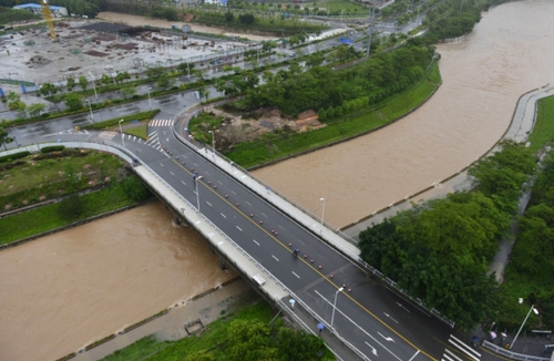 5月11日，深圳龍華文化廣場旁的河道水位暴漲。