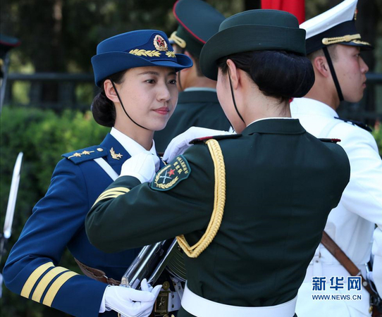 我軍首批三軍女子儀仗兵亮相外交禮儀-2