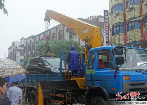 　2014年5月25日，湖南省邵東縣縣城因暴雨發(fā)生內澇，車輛積水被淹后救援。