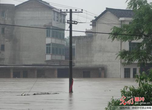 2014年5月25日，湖南省邵東縣大禾塘街道辦事處里安村群眾房屋在洪水中被淹。