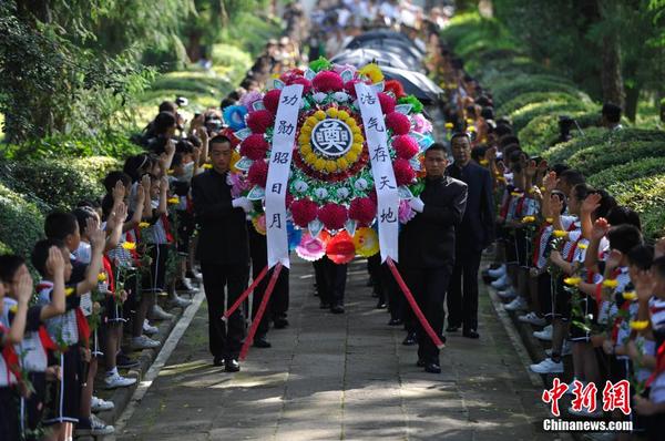 6月12日，2014“中國(guó)遠(yuǎn)征軍抗日陣亡將士”公祭活動(dòng)在云南騰沖舉行，從緬甸尋取的中國(guó)遠(yuǎn)征軍抗日陣亡將士部分遺骸，歸葬在騰沖國(guó)殤墓園中國(guó)遠(yuǎn)征軍抗日陣亡將士墓。中新社發(fā) 劉冉陽(yáng) 攝