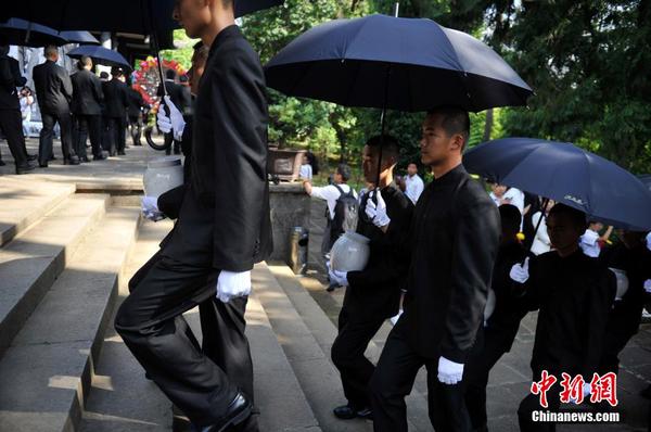 6月12日，2014“中國遠征軍抗日陣亡將士”公祭活動在云南騰沖舉行，從緬甸尋取的中國遠征軍抗日陣亡將士部分遺骸，歸葬在騰沖國殤墓園中國遠征軍抗日陣亡將士墓。中新社發(fā) 劉冉陽 攝3