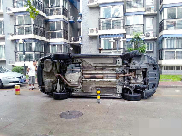 車輛因堵住小區(qū)道路被居民開車撞翻-5