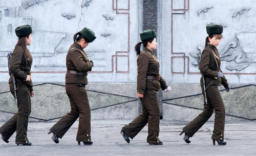 2013年4月11日，在鴨綠江對(duì)岸的朝鮮新義州，一隊(duì)女兵在江邊巡邏，值得注意的是，女兵竟然穿著高跟鞋，高度目測(cè)大概有10厘米左右。