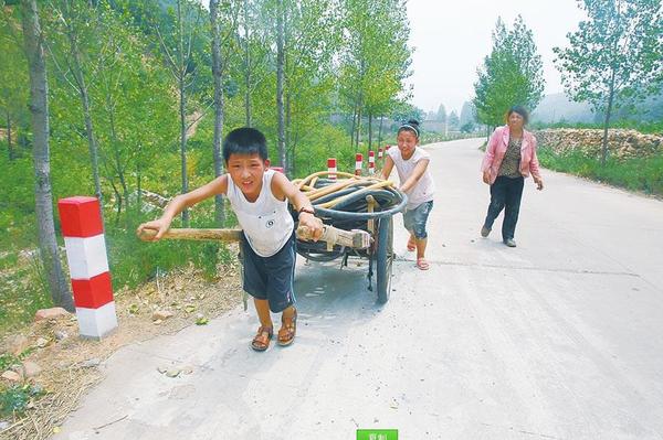 圖為大人晚上睡在提灌站旁，小孩拉著板車運水管…… 　　圖片來源：大河網(wǎng)