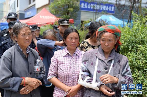 8月8日，魯?shù)榭h龍頭山鎮(zhèn)群眾自發(fā)前往儀式現(xiàn)場為英雄謝樵送行。