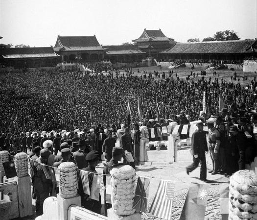 1945年10月10日，北平。中國戰(zhàn)區(qū)華北日本投降儀式在故宮太和殿舉行。日軍華北方面司令官根本博中將、中國受降主官孫連仲上將，分別簽字。當日軍獻刀時，群眾山呼“中國萬歲！”簽字儀式結束后，使用之桌椅文具均移送歷史博物館收藏。