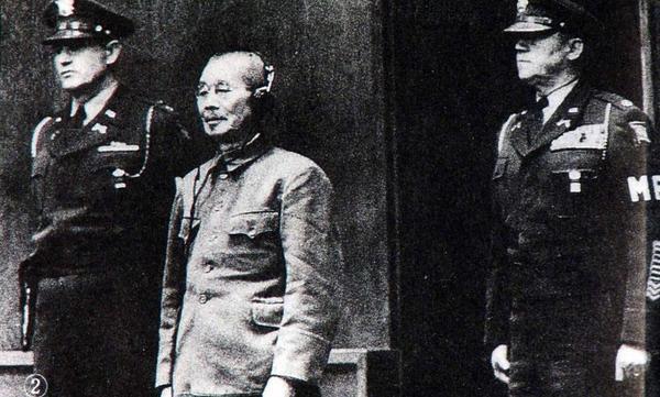 東條英機(jī)等7人的絞刑在1948年12月22日執(zhí)行，他們的尸體在火焚成灰以后，用軍艦撒到海里，任其隨風(fēng)飄去，使其無蹤跡可尋。圖為接受審判時的東條英機(jī)。