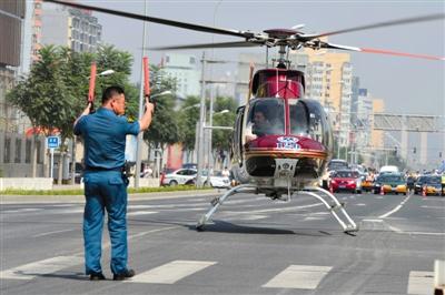 北京直升機降路口將心?；颊咚屯t(yī)院(組圖)