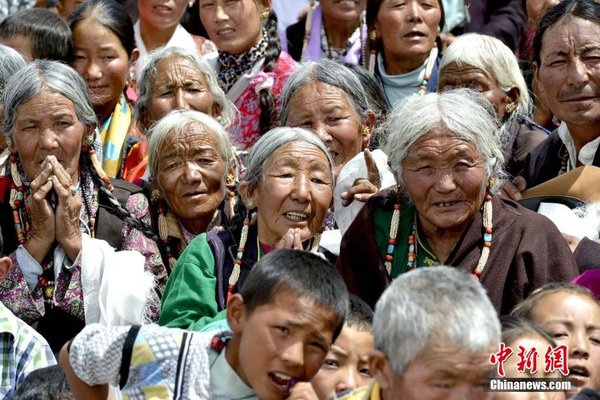 圖為8月14日，阿里地區(qū)普蘭縣信教民眾迎接班禪。 李林 攝