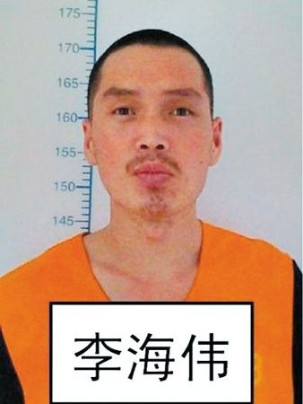 　逃跑時上穿淺藍色短袖警襯（無警銜和其他標志），下穿深色長褲，淺色鞋。