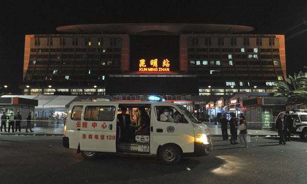 2014年3月1日晚，在昆明火車站，路上停著120救護車。