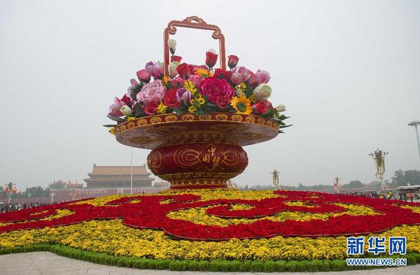 9月25日，游客在天安門廣場欣賞 “祝福祖國”花壇。當日早晨6時起，天安門廣場國慶花籃及花壇完整亮相。 新華社記者 羅曉光 攝