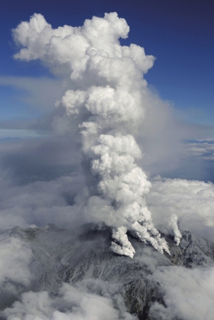 9月27日，位于日本長野和岐阜縣之間的御岳山噴出火山灰。新華社發(fā)