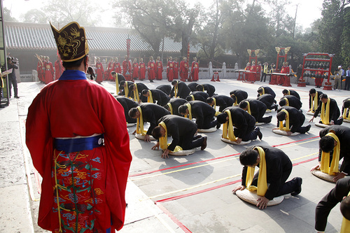 　孔子后裔代表以傳統(tǒng)釋奠祭祀叩拜禮形式表達(dá)了對(duì)圣祖孔子的追思之情。