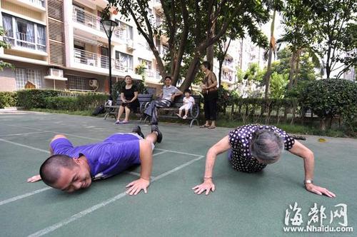 兩名記者車輪戰(zhàn)也沒能戰(zhàn)勝老奶奶