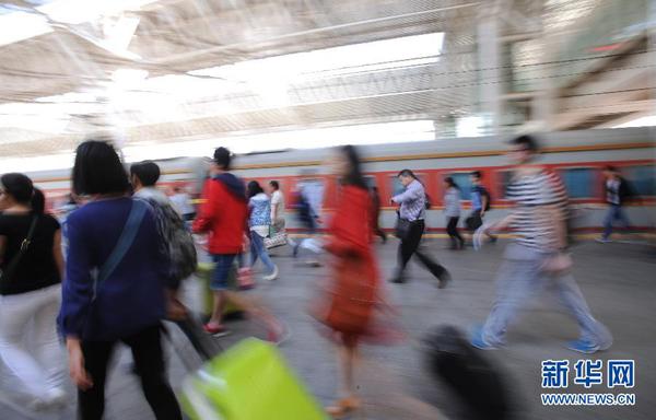 10月1日，旅客在安徽合肥火車(chē)站乘車(chē)。