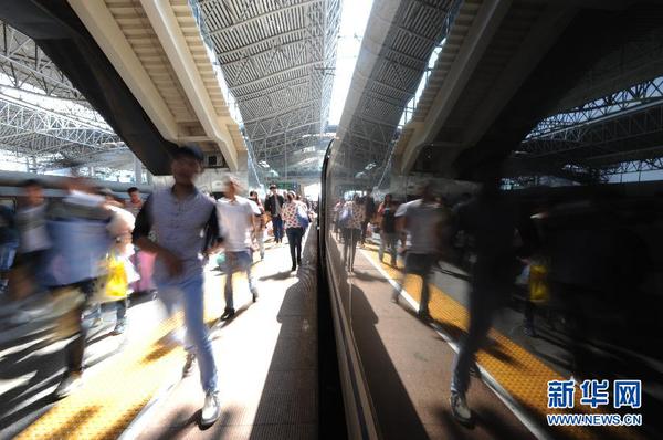 10月1日，旅客在安徽合肥火車站乘車。