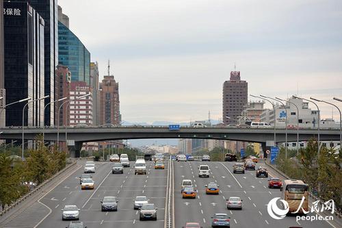 10月12日，在北京CBD，能一眼看到西山，北京大部分地區(qū)能見度都在20公里左右。