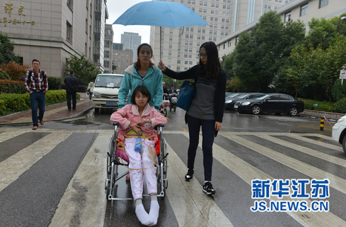 住院當(dāng)天，路上下起了小雨，記者為她撐起了雨傘。