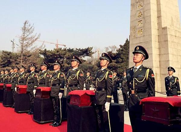 在韓志愿軍烈士遺骸安葬現(xiàn)場(chǎng)