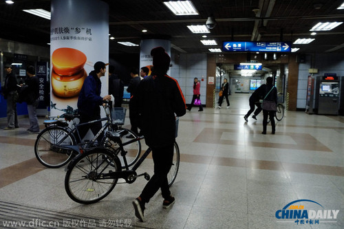 2014年10月29日，北京，老外欲將自行車帶入地鐵被阻攔后，憤憤沖向出站口。