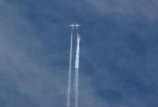 飛行器由太空船載機白色騎士2號上拋下