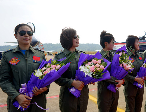 這是抵達(dá)珠海的空軍女飛行員（2014年11月5日攝）。