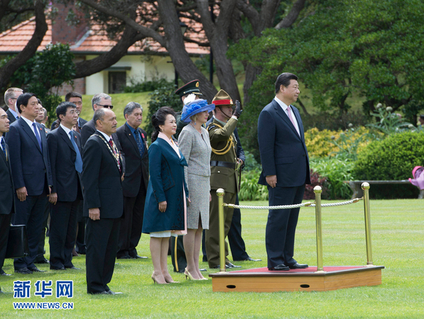 11月20日，中國國家主席習(xí)近平在惠靈頓總督府出席新西蘭總督邁特帕里舉行的歡迎儀式。這是習(xí)近平和夫人彭麗媛與邁特帕里總督夫婦在歡迎儀式上。新華社記者李學(xué)仁 攝