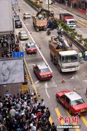 11月26日，香港警方協(xié)助法庭執(zhí)達主任在旺角彌敦道展開清障行動，下午1點45分，彌敦道恢復雙向通車。 中新社發(fā) 張宇 攝