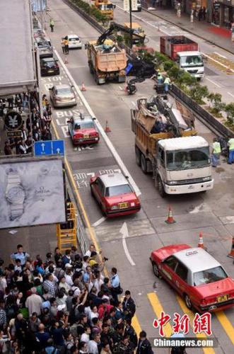 11月26日，香港警方協(xié)助法庭執(zhí)達(dá)主任在旺角彌敦道展開(kāi)清障行動(dòng)，下午1點(diǎn)45分，彌敦道恢復(fù)雙向通車。 中新社發(fā) 張宇 攝