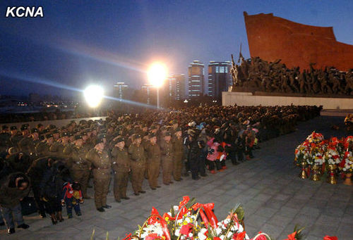 17日凌晨，朝鮮民眾凌晨前往平壤萬(wàn)壽臺(tái)悼念金正日并默哀。