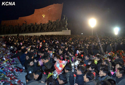 17日凌晨，朝鮮民眾前往平壤萬壽臺悼念金正日。