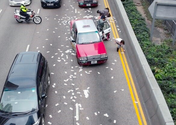 香港運(yùn)鈔車掉千萬現(xiàn)金被撿走4