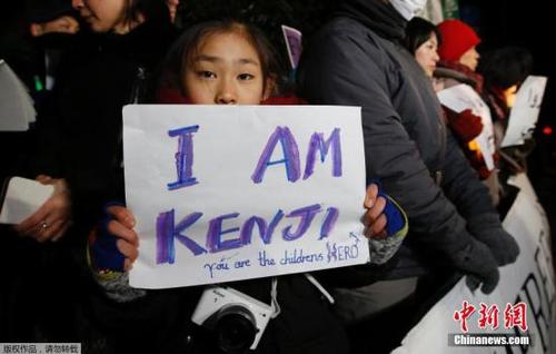 當?shù)貢r間2015年1月28日，日本東京，民眾在安倍府邸外燭光守夜，聲援后藤健二(Kenji Goto)。