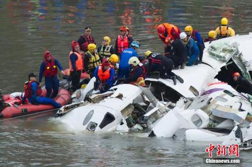 2月4日上午，搭載58人的臺灣復興航空GE-235班機從臺北松山機場起飛后不久墜入基隆河。圖為當?shù)鼐仍藛T在空難現(xiàn)場實施救援。中新社發(fā) 邵航 攝