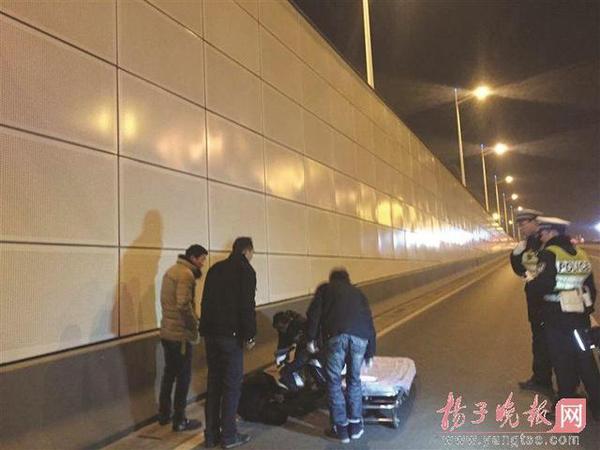 司機(jī)跳下隧道骨折了。報料人供圖