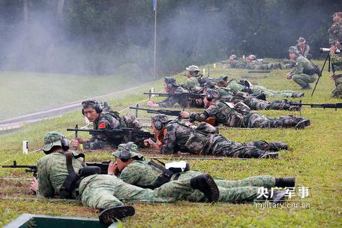 我軍通用機(jī)槍射手在比賽中使用的是67-2式通用機(jī)槍