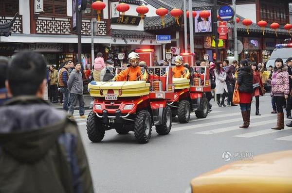 上海消防摩托車上街巡邏。來(lái)源：陳明松 東方IC