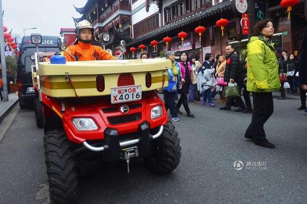 摩托消防車由1人擔(dān)任駕駛員兼戰(zhàn)斗員。