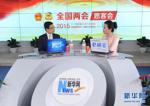 2015年3月7日，全國(guó)人大代表，海爾集團(tuán)輪值總裁周云杰做客新華網(wǎng)訪談間，談創(chuàng)新創(chuàng)客成為企業(yè)發(fā)展的新動(dòng)力。圖為周云杰與主持人對(duì)話。 新華網(wǎng) 陳競(jìng)超 攝