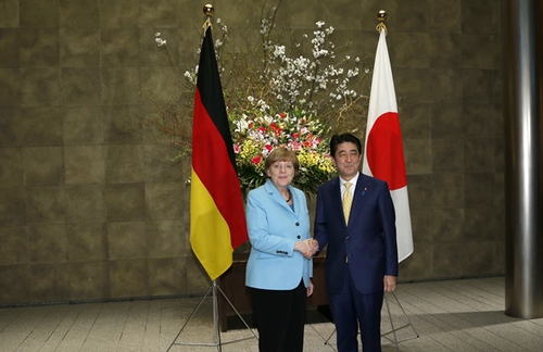 3月9日，在日本東京首相官邸，日本首相安倍晉三（右）歡迎到訪的德國總理默克爾。新華社發(fā)