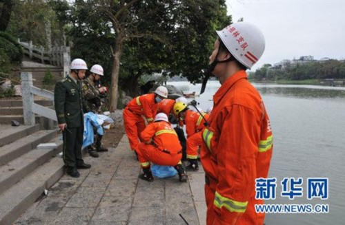 3月19日，消防人員搬運(yùn)遇難者遺體。新華社發(fā)(趙家志 攝)