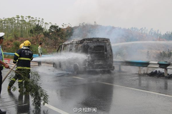 廣西一運(yùn)鈔車起火-11箱鈔票被燒6