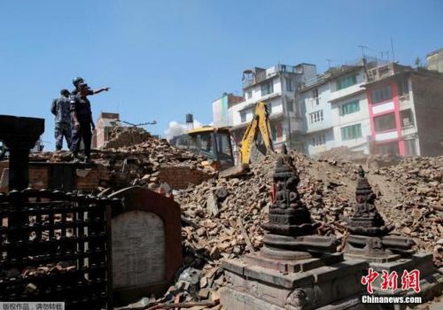 當?shù)貢r間2015年4月27日，尼泊爾加德滿都，尼泊爾警察在一處坍塌的廟宇徒手清理瓦礫，尋找幸存者。