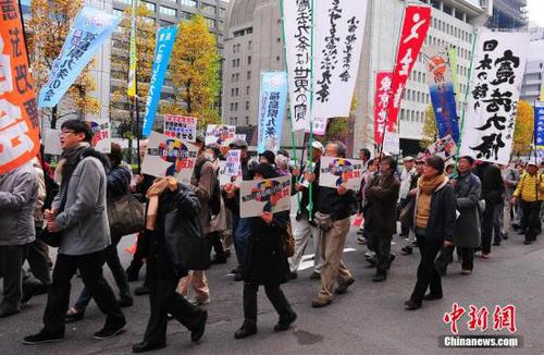 資料圖：來自日本各地的數(shù)千名市民組織“守護憲法第九條之會”人士，在東京市中心的日比谷公園內(nèi)舉行大型集會，并在之后沿銀座、有樂町等繁華街區(qū)游行，呼吁守護和平憲法，反對解禁集體自衛(wèi)權。中新社發(fā) 王健 攝